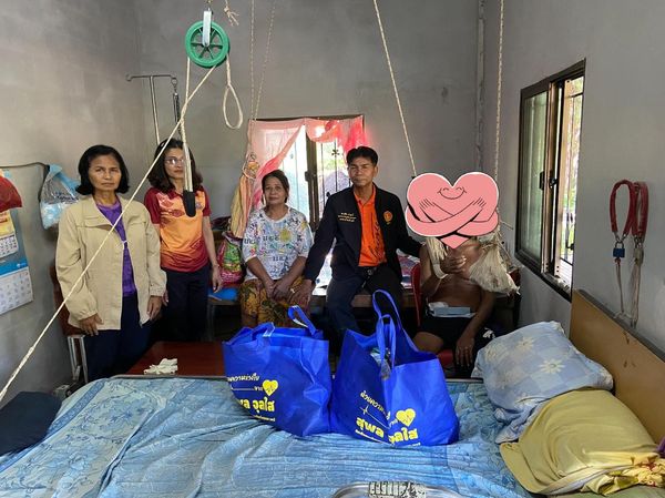 รองนายกฯ ลงพื้นที่ตำบลหาดยายมอบถุงยังชีพ ให้กับผู้ป่วยติดเตียง