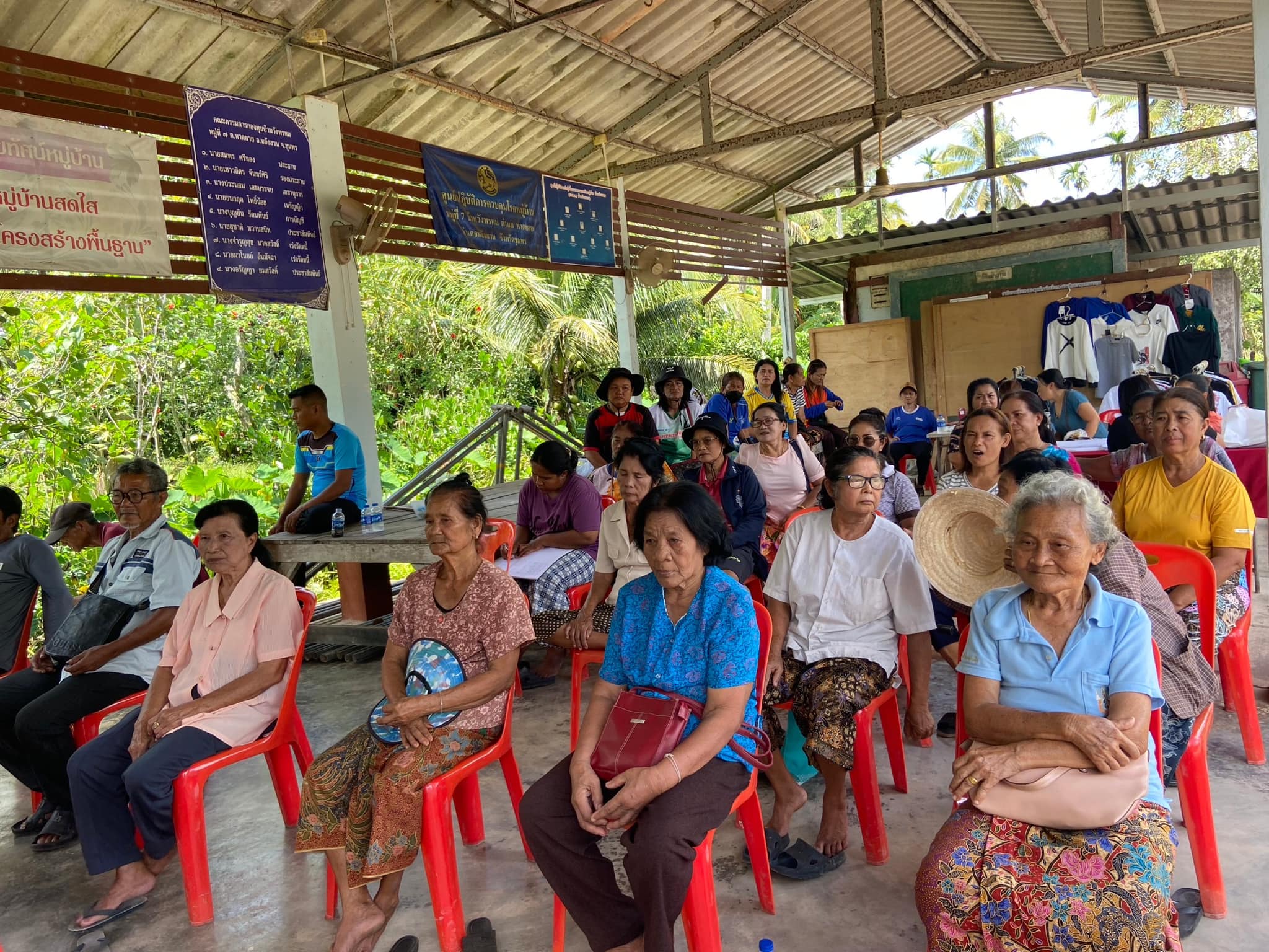 ประชุมหมู่บ้าน หมู่ที่6และหมู่ที่7 เพื่อสำรวจรายชื่อครัวเรือนผู้ยากไร้ด้อยโอกาส และแจ้งผู้สูงอายุรายใหม่ขึ้นทะเบียนผู้สูงอายุ