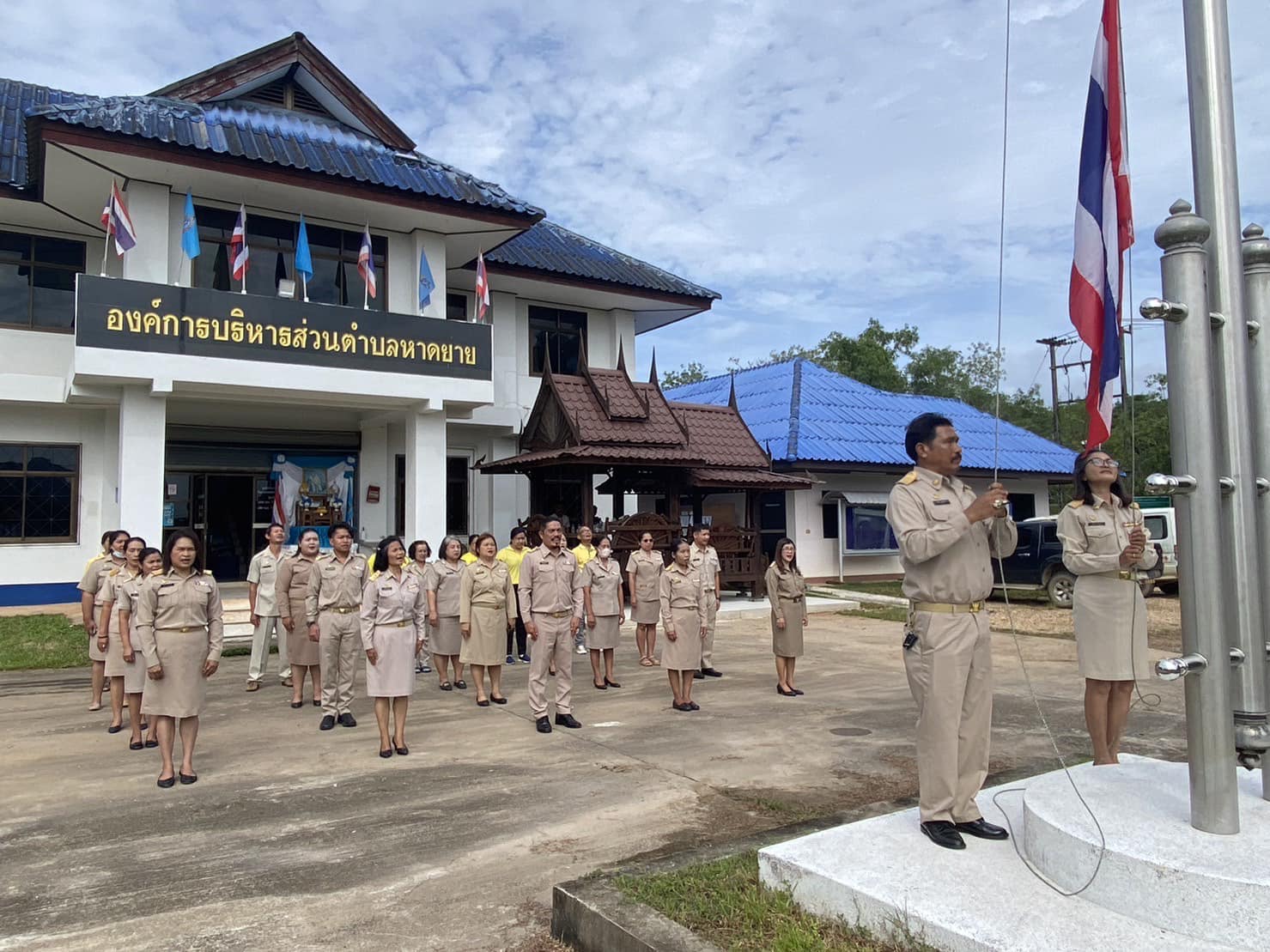 กิจกรรมเคารพธงชาติและร้องเพลงชาติไทย เพื่อน้อมรำลึกในพระมหากรุณาที่คุณ พระบาทสมเด็จพระมงกุฏเกล้าเจ้าอยู่หัว (รัชกาลที่6)