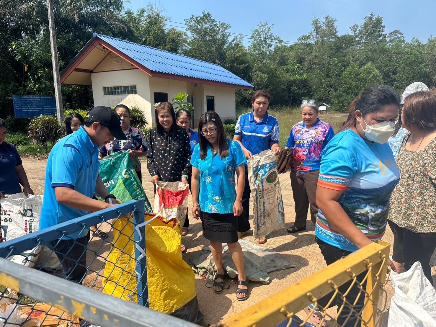 องค์การบริหารส่วนตำบลหาดยายได้ดำเนินจัด "MOI Waste Bank Week - มหาดไทย ปักธงประกาศความสำเร็จ 1 องค์กรปกครองส่วนท้องถิ่น 1 ธนาคารขยะ"
