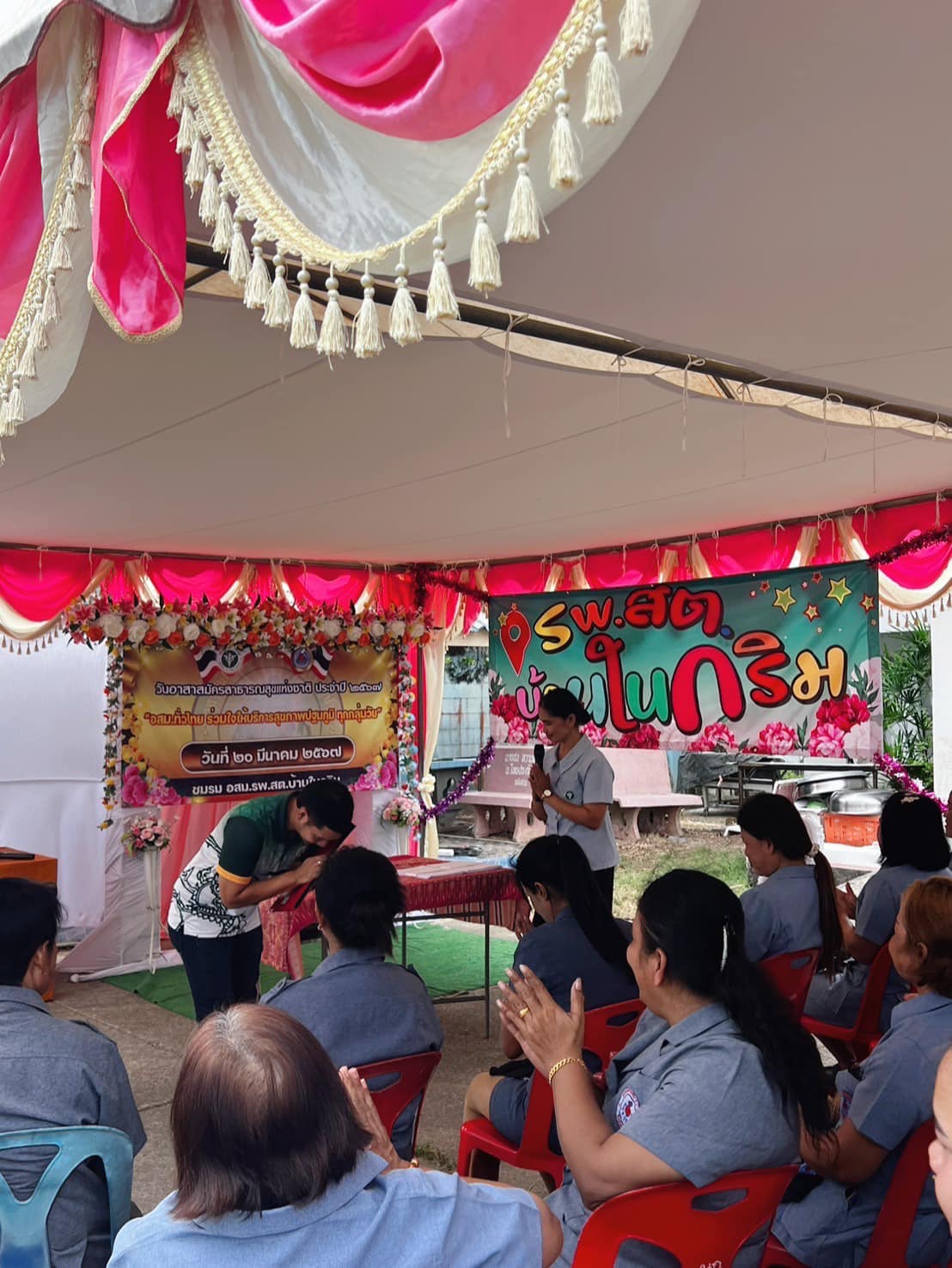 ลงพื้นที่ประชาสัมพันธ์และเชิญชวนทุกท่าน สมัครเป็นสมาชิกเข้าร่วมโครงการธนาคารขยะตำบลหาดยาย เพื่อนำเงินที่ได้จากการขายขยะ มาซื้ออุปกรณ์การแพทย์ให้แก่หน่วยบริการสาธารณสุขในพื้นที่
